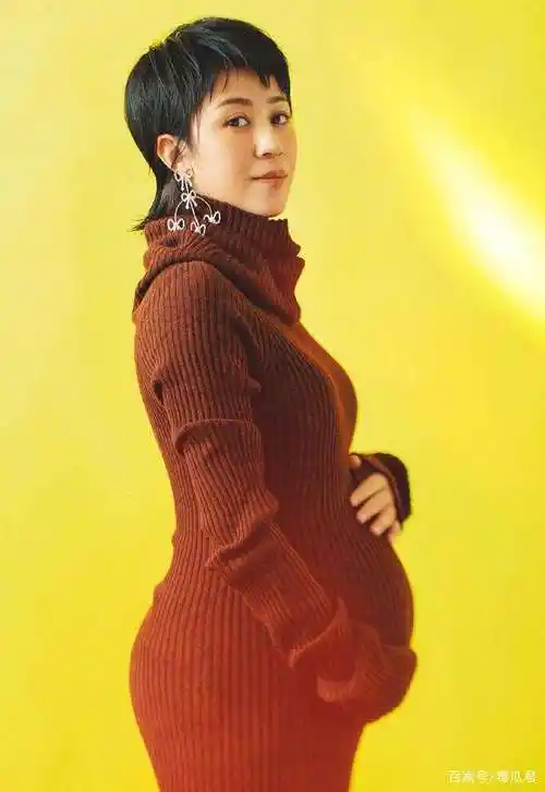 38岁马丽发布海边妩媚照片,烈焰红唇,女人味十足,曾登男人装_许文赫