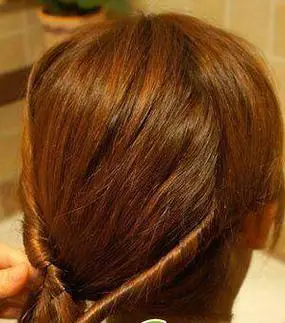 长脸怎样扎头发显脸短学生,校园女生头发不长不短还遮眼?