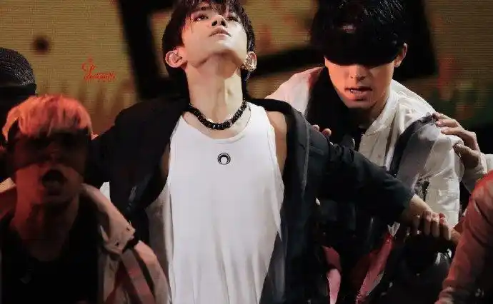 易烊千玺下颌线加喉结构成完美侧颜,好a好绝@tfboys-易烊千玺#喉结