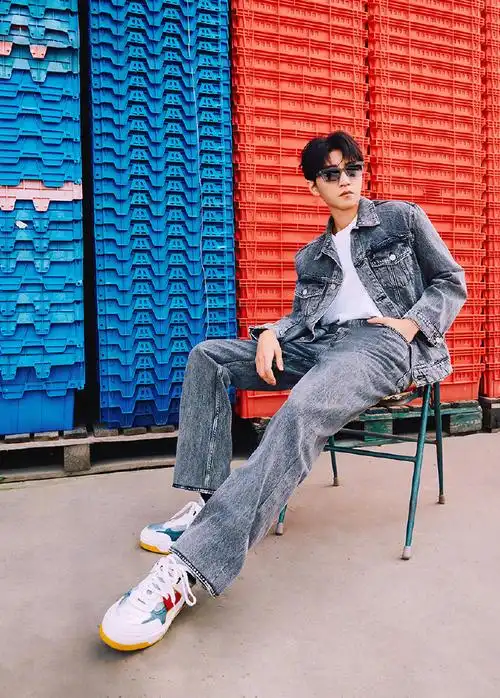 王俊凯超话牛仔套装配christian louboutin运动鞋,帽子墨镜也都是广告