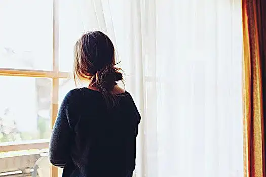 女人,望向窗外