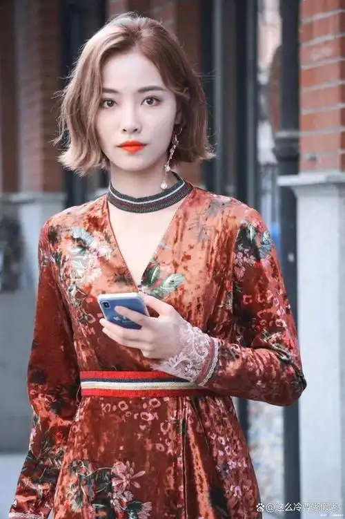 许佳琪这次妆造绝了!橙色波浪发美拉德色系穿搭,慵懒范也太美了