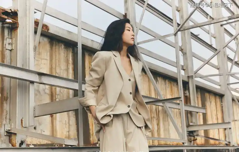 孙芮浅色西装优雅写真
