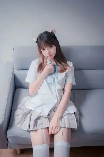 jk制服|沙发上的jk少女 - 哔哩哔哩