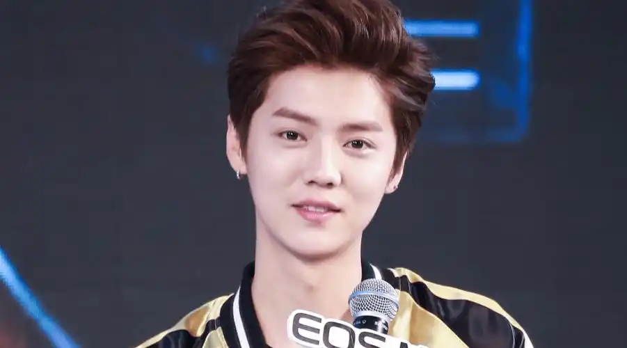 鹿晗:把助理升为公司股东,用六年与晓彤成模范情侣_老高_离开_足球