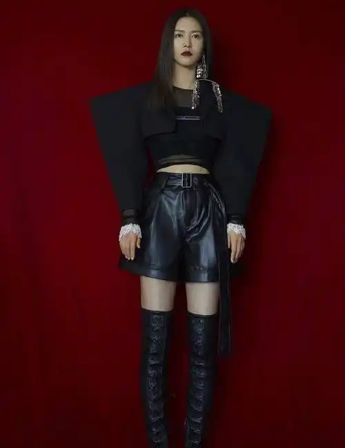 谭维维造型曝光,穿廓形外套配长靴霸气侧漏,巨型耳饰引领新潮流_时尚