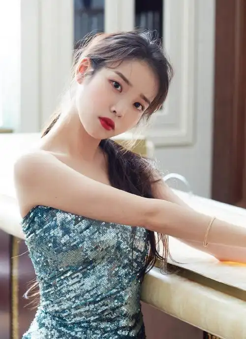 iu李知恩闪亮深v鱼鳞抹胸裙,酒吧吧台边性感写真
