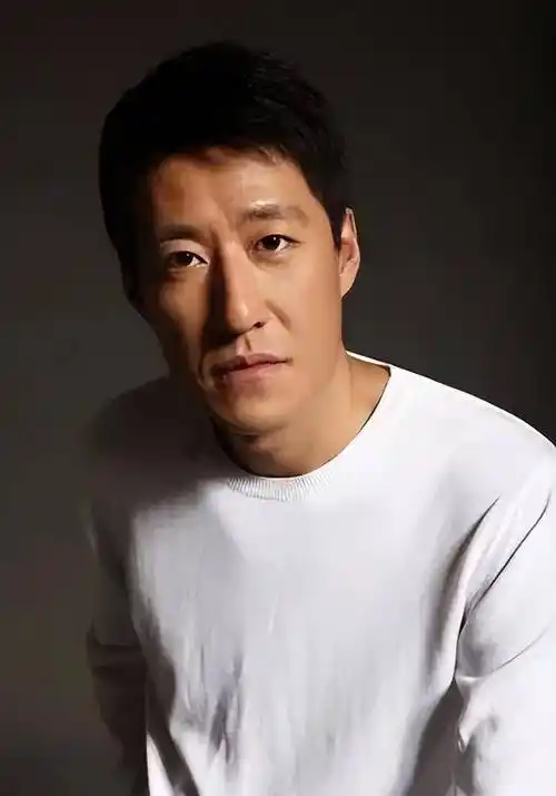 于震的身高有1米82,比较明显的特征是有张大长脸.