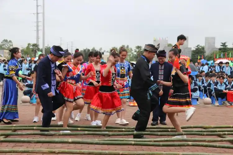 壮美广西三月三民族团结耀北职北部湾职业技术学校隆重举行2021年校园