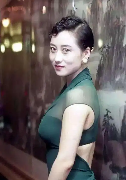 李连杰看利智的眼神 看到58岁的利智,才明白啥叫难得一见的美人,难怪