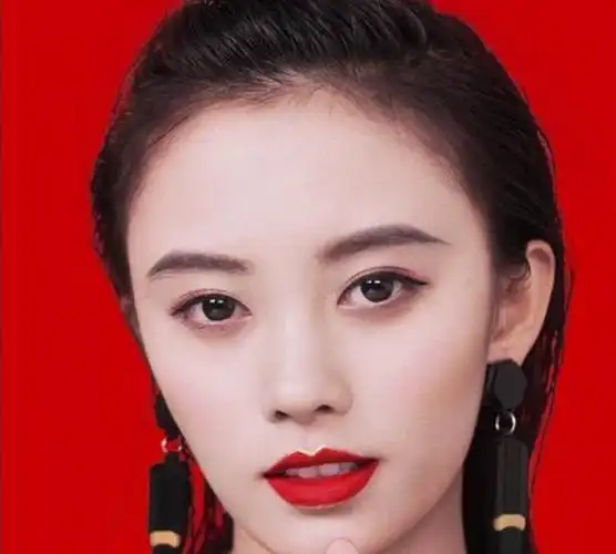 鞠婧祎烟熏妆大背头风格大变和孙娜恩同款造型美貌却翻车