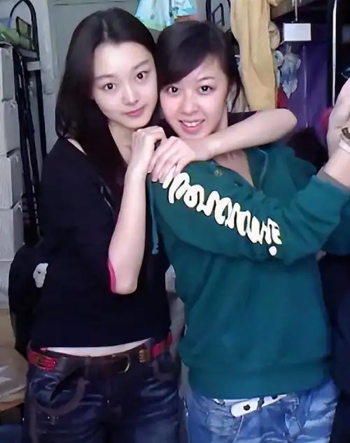 "五阿哥"张睿和宋轶是同班同学,他曾爆料宋轶在学校很受欢迎,很多男生