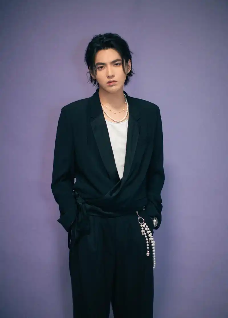 8月8日晚,吴亦凡工作室晒出了一组他现身某活动的照片.