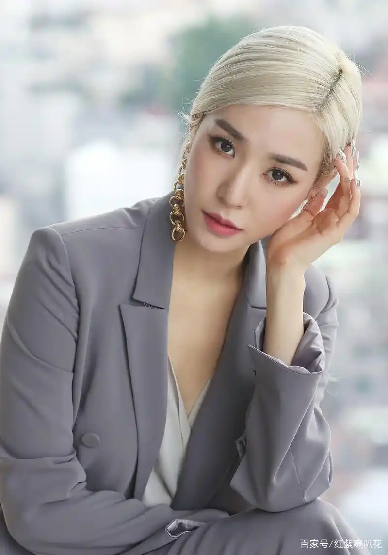 少女时代成员tiffany黄美英 灰色西装大女人范儿