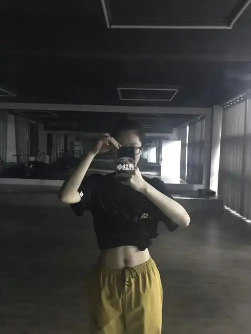 由一开始的十八铜人八块腹肌→一个月没有练隐约可见的四块腹肌→现在