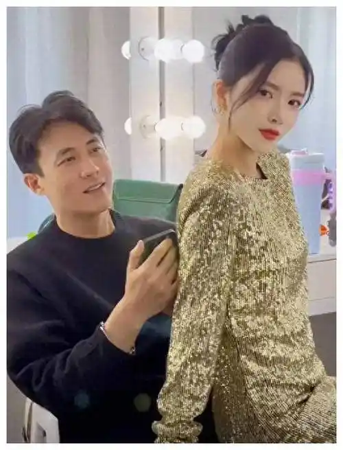 王灿坐杜淳大腿秀恩爱翻车男方用手推她表情被指一脸嫌弃