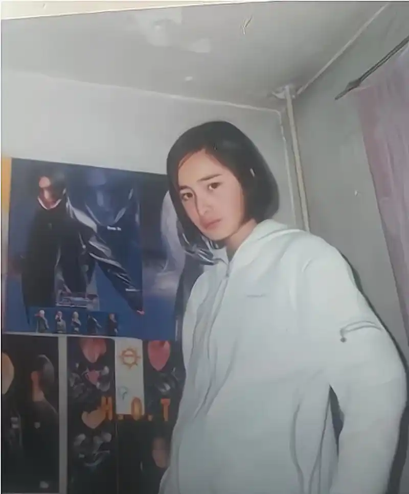 杨幂爸爸发的大幂幂小时候照片,从小就是一副不好惹的形象,相比之下