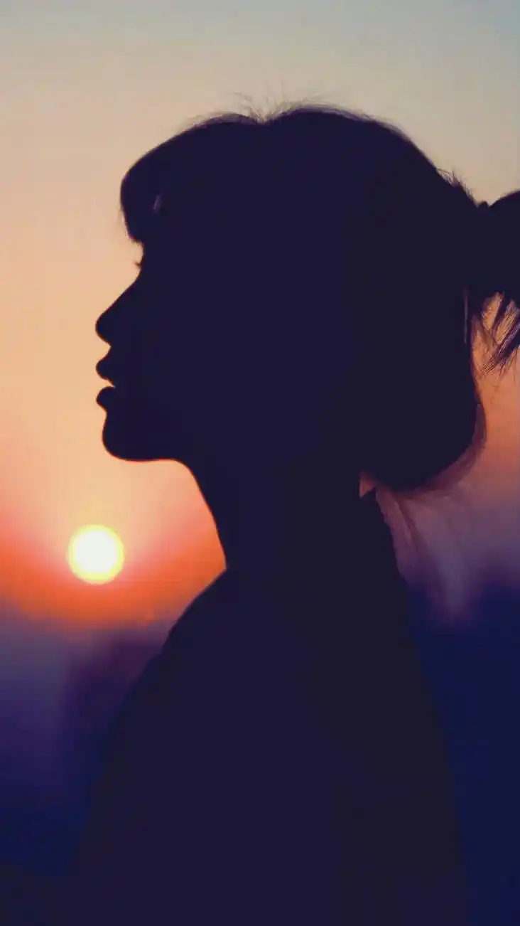 有时候只想安安静静一个人呆着,听歌,沉默,不联系,熬夜,不和 - 抖音