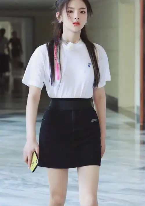 杨超越状态脱胎换骨穿紧身衣配背带裤美成少女容颜太吸睛