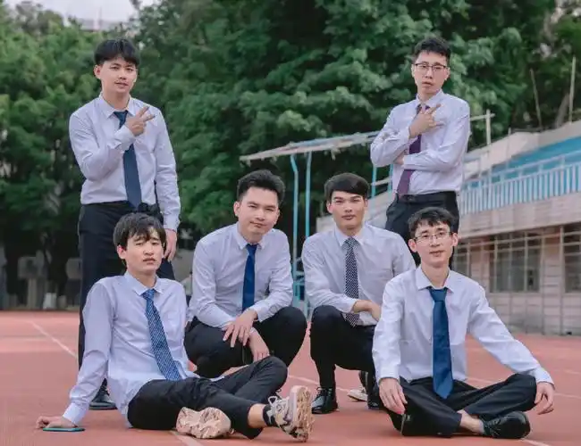 拍多人合照确实是个辛苦活