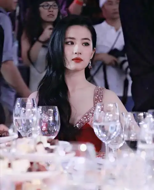 刘亦菲穿过的礼服㈡