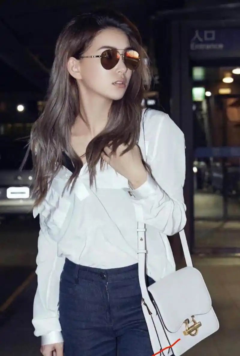 被"天王嫂"昆凌美到了!私服穿搭时髦高级,不愧是摩登女郎