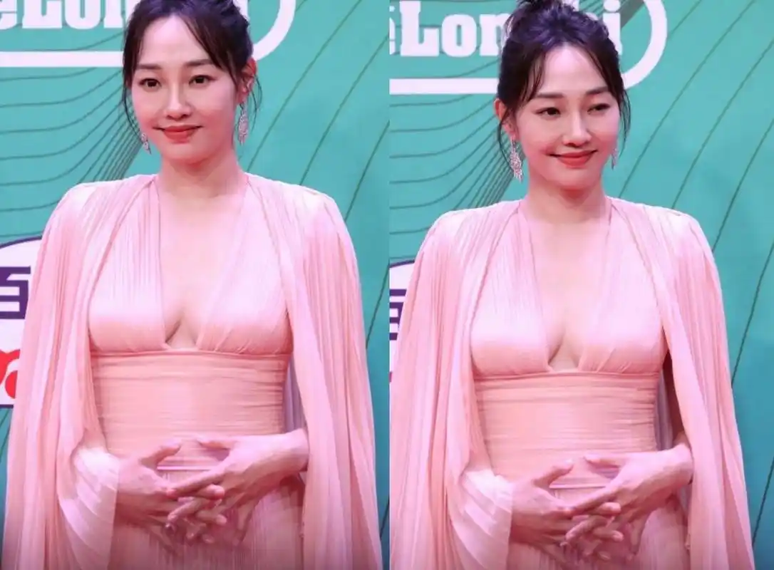 白百何很美,只是这裙子不太好看! #我们都爱聊八卦# #娱圈八卦资讯