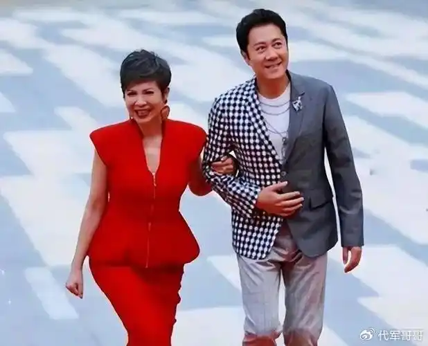 蔡国庆妻子罕见曝光,长这么漂亮,难怪一直不肯不公开