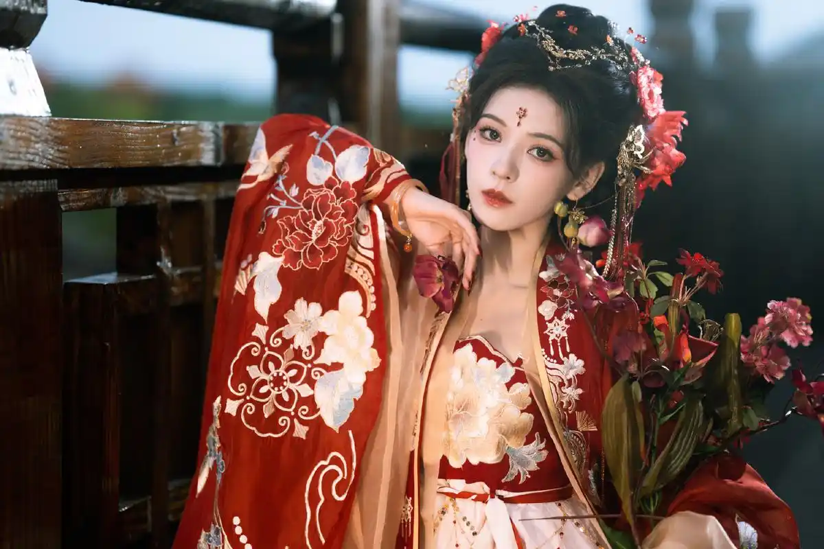 张予曦红衣古装美照曝光 精致妆容散发迷人光彩 绝美姿态令人陶醉