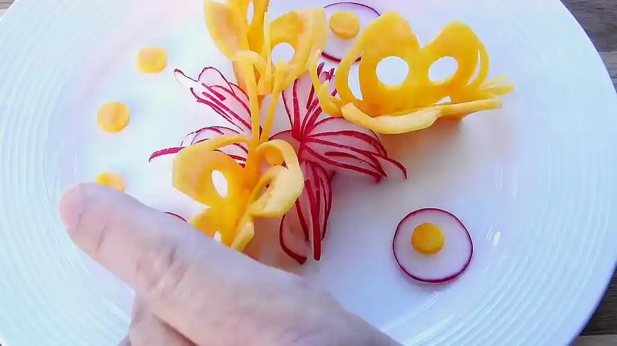 漂亮的红萝卜 b>蝴蝶雕刻 /b>装饰,你也能学会!