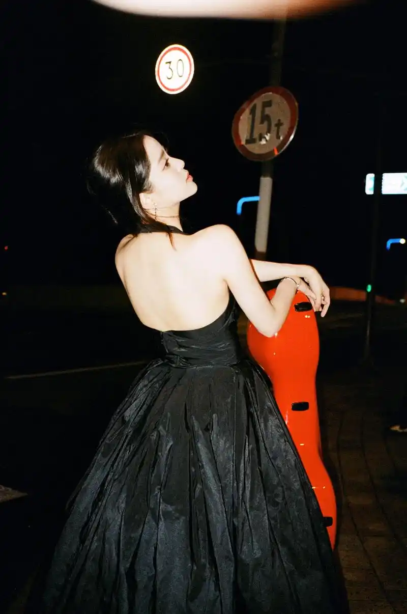 欧阳娜娜穿上黑色裸背礼服裙演绎大提琴时 欲罢不能的舞台魅力