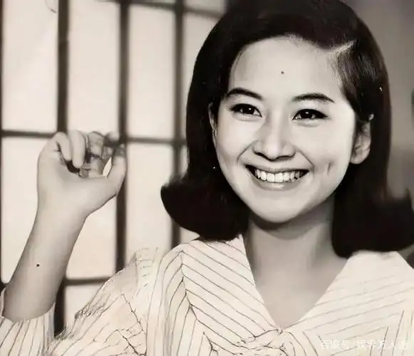 70岁薛家燕热爱人鱼紧身裙,事业线瞩目,交小17岁男友不再婚