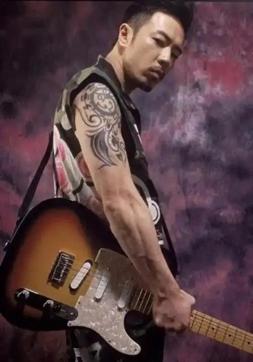 黄贯中:九龙纹身的男人只为纪念黄家驹