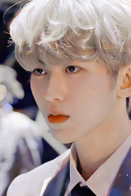 蔡徐坤巴黎时装周