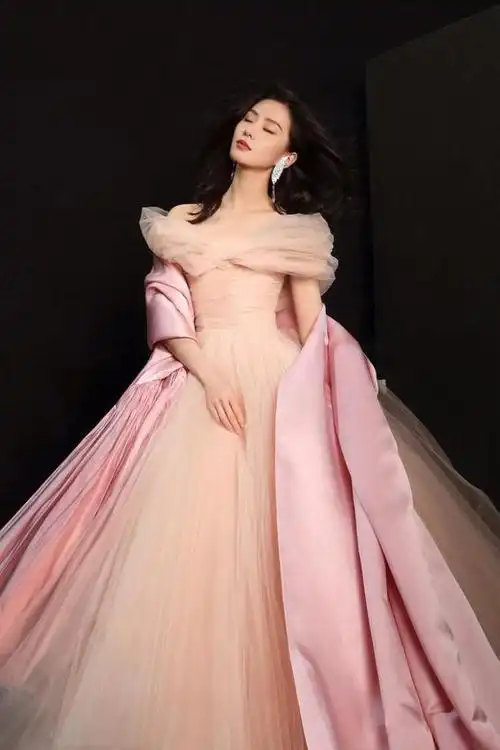 刘诗诗优雅的气质好高级裸色薄纱裙加粉披肩美得惊艳仙气飘飘