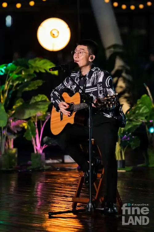 《自娱自乐》,《夏洛特烦恼》,《为爱痴狂》和《远走高飞》四首歌曲的