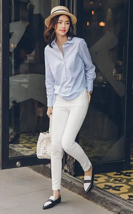 清新的翻领衬衫,修身的剪裁,上身效果极佳,搭配白色小脚裤,穿一双拼色