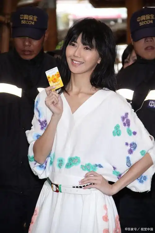 孙燕姿俏丽清新形象抛弃黑色丝袜搭配蓝色上衣瞬间秒变少妇