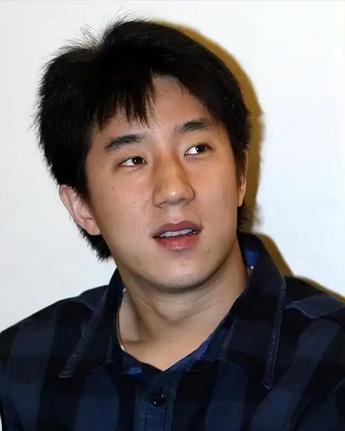 单眼皮小眼睛,大鼻子,组合在一起难看至极.