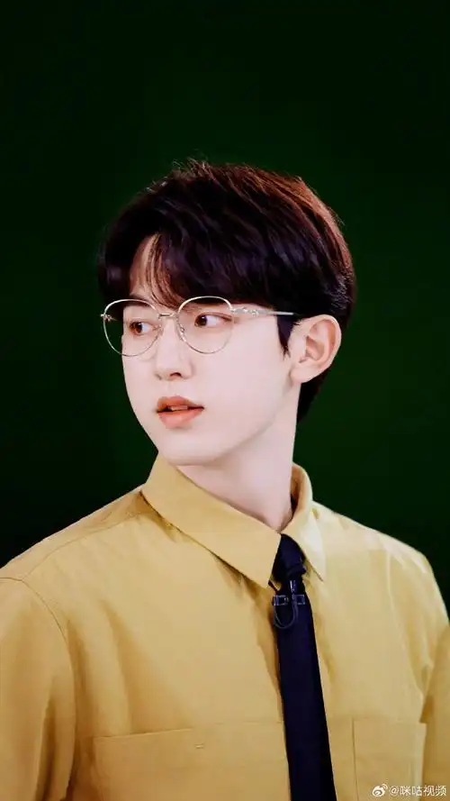看@郭俊辰_fiction脸上有点东西,除了眼镜还有点帅气笑起来是阳光男大