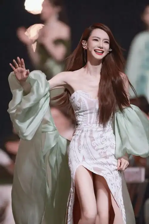 难怪李承铉那么爱戚薇,这样的身材很难不爱吧!