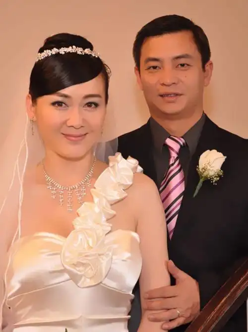 电影演员小李琳(51岁女演员李琳:被前夫一巴掌扇到离婚,二婚嫁给世界