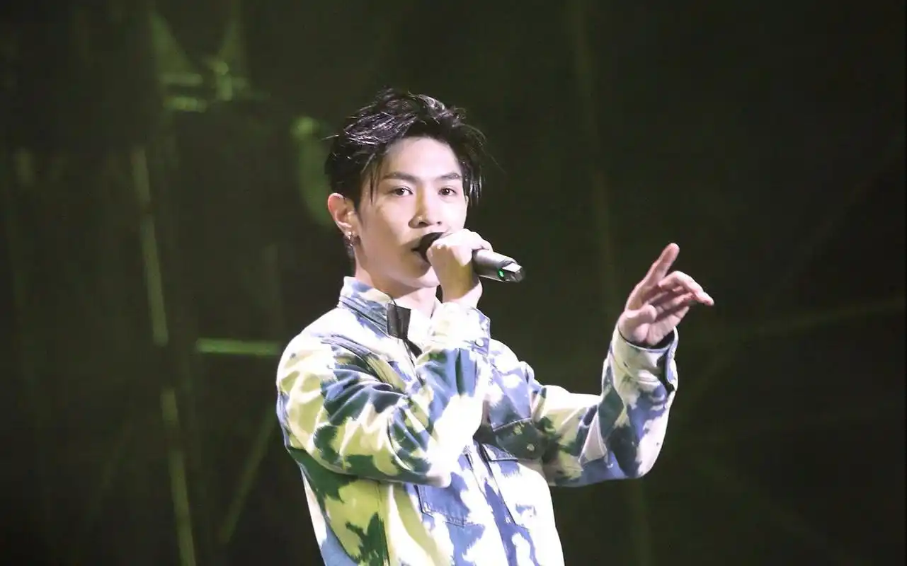 马伯骞现在因为有在播剧所以热度还可以.