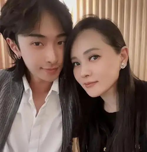 庾澄庆全家出席儿子哈利毕业典礼,现任妻子气质出众,伊能静缺席|记者