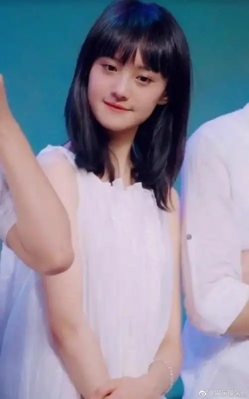 2009年,#18岁的郑爽#第一次上快乐大本营. 来自娱乐圈队长 - 微博