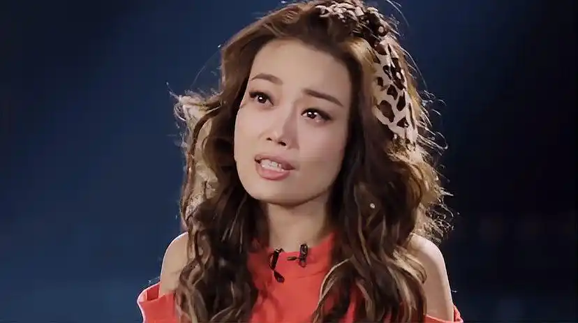 《乘风破浪的姐姐》精彩片段,"浪姐"容祖儿一手烂牌打成王炸