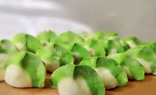 原创一道吸引眼球的创意家常主食翡翠白玉菠菜饺子好看又美味