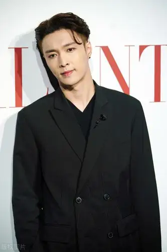 张艺兴一袭黑色西装现身活动,梳大背头造型,五官精致完美