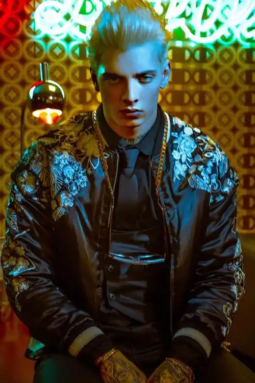 华伦天奴非主流男模登上valentino时尚秀场