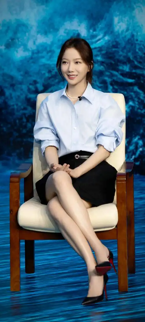 王珞丹的高跟鞋,黄色亮丽活泼,黑色红底优雅大方